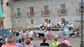Baile y gaitas a los pies del monasterio de Cornellana