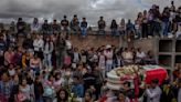 Una pausa en las protestas de Perú para honrar a los muertos