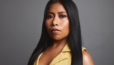 Yalitza Aparicio impacta con top bandeau y skinny jeans