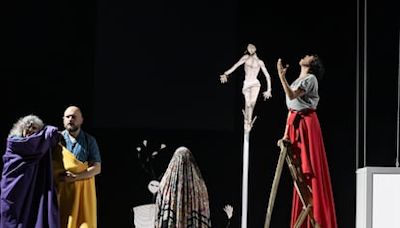 Las críticas de teatro y danza de la semana: sexo con diversidad funcional, cuatro hombres frente a sus emociones y un montaje gris tras la purpurina