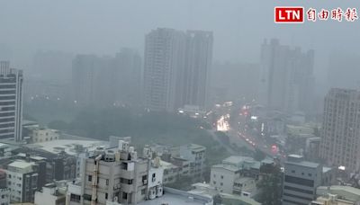 大雷雨轟炸高雄！25區示警 7區淹水警戒 - 自由電子報影音頻道