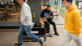 Diego Lorca, el músico callejero que llena de rock y blues el Centro mendocino | Sociedad