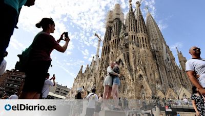 Barcelona dedicará 12 millones este verano para regular la masificación con más seguridad, limpieza y agentes cívicos