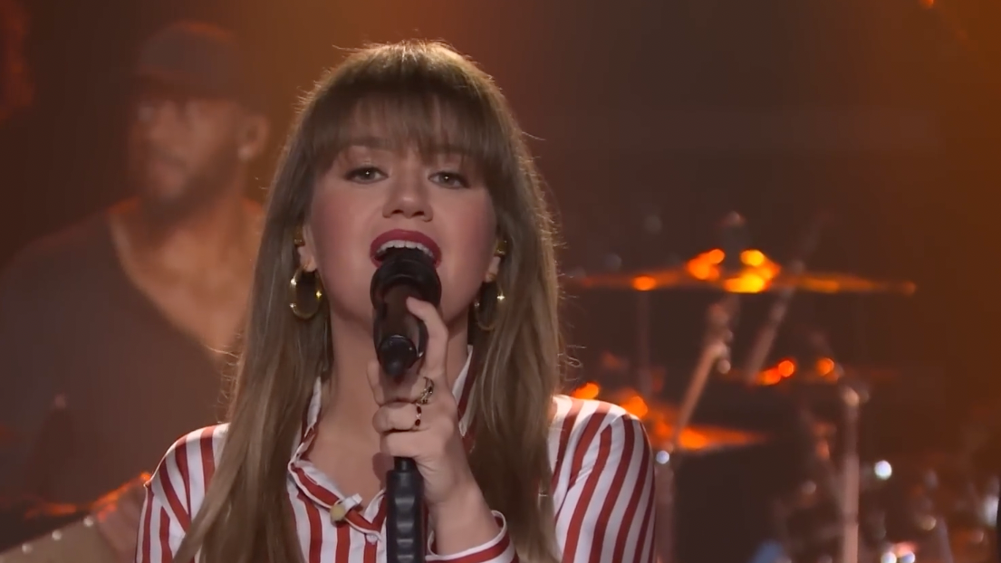 'Kelly Clarkson Show' Fans Are "Blown Away" by the Host's Carrie Underwood Cover