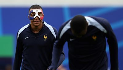 Euro-2024: Mbappé à l'entraînement avec un masque bleu-blanc-rouge à la veille de France - Pays-Bas