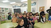 El colegio de La Fresneda inaugura biblioteca de la mano del "señor Teca": así es el nuevo espacio de lectura del centro