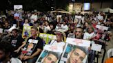 Israel recupera los cuerpos de 5 rehenes y las familias exigen un acuerdo de tregua