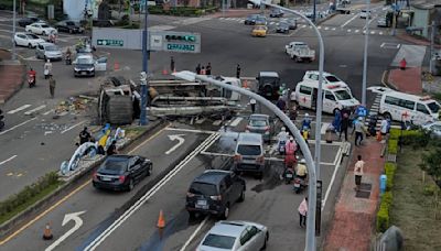 多圖／台中爆嚴重車禍！水泥車疑煞車失靈 3車翻覆畫面曝