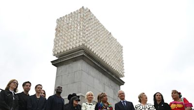 Londres rinde homenaje a la comunidad trans con una escultura en Trafalgar Square de la mexicana Margolles