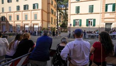 Visita inesperada del papa Francisco en Roma