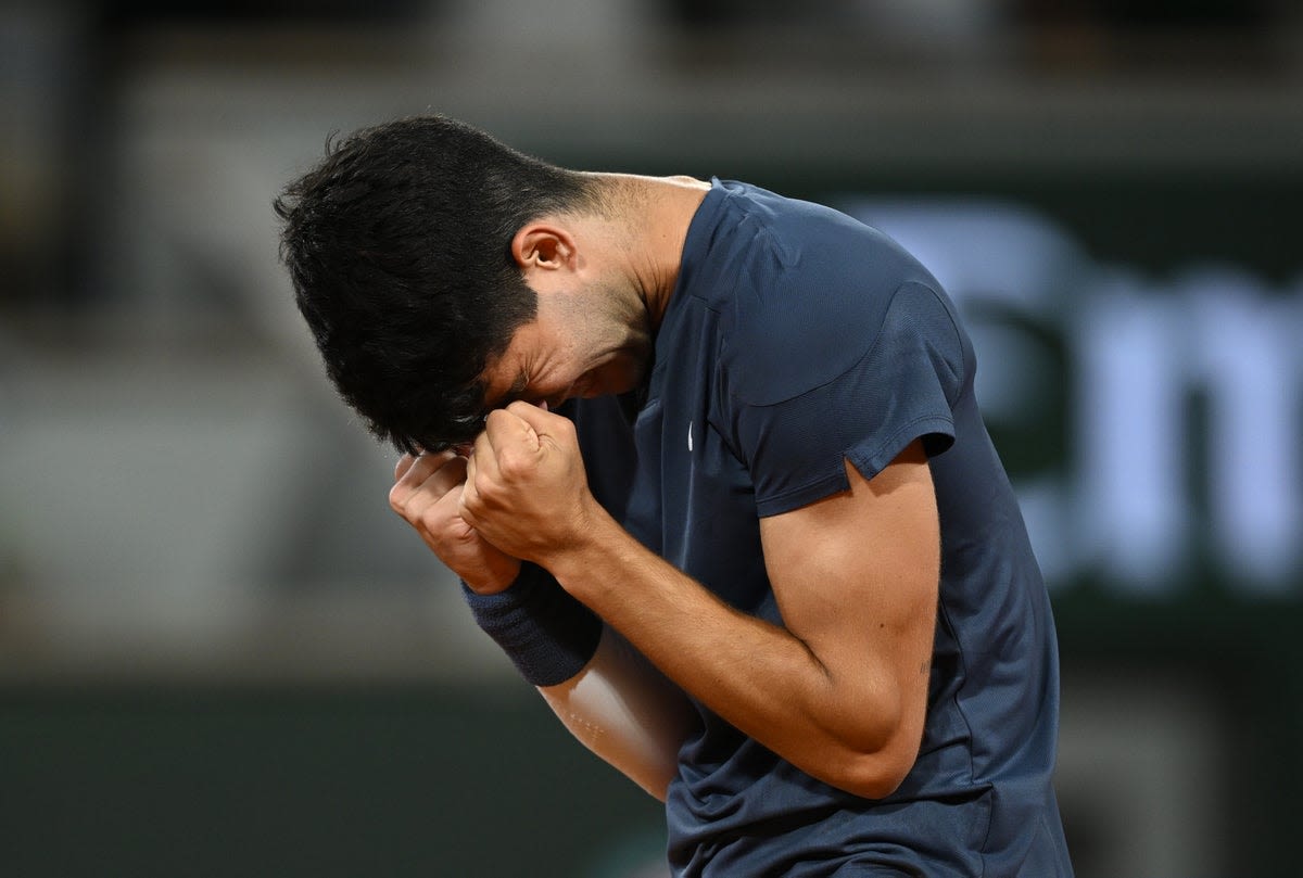 French Open LIVE: Carlos Alcaraz beats Stefanos Tsitsipas in straight sets after Novak Djokovic withdraws