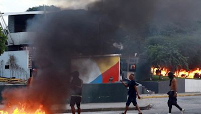 1 Dead As Protesters Clash With Cops After Disputed Venezuela Poll Results