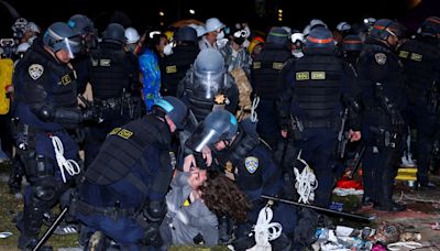 La policía arresta a decenas de estudiantes propalestinos acampados en la universidad de Los Ángeles