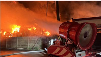 台南佳里塑膠工廠大火撲滅 消防機器人成助力