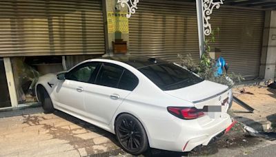 林口BMW M5失控衝撞診所 「甩尾打滑」畫面曝！駕駛耍帥害2乘客傷｜壹蘋新聞網