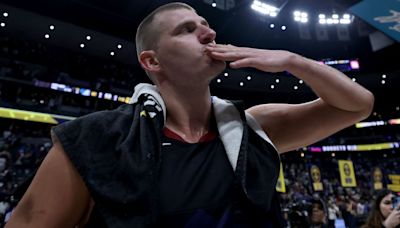Jokic collects MVP, goes off as Wolves 'just laugh'