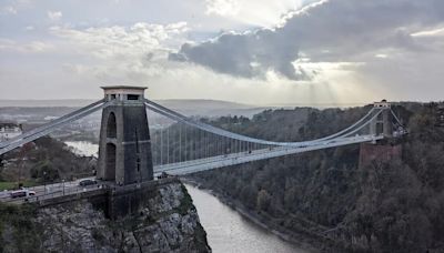 Horror en Inglaterra: encontraron restos humanos en dos valijas abandonadas en un emblemático puente colgante