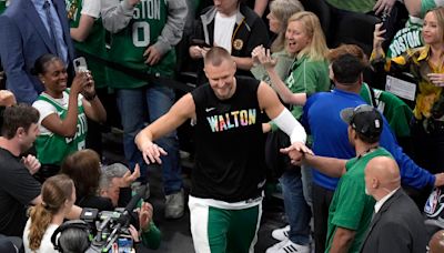 Celtics pay tribute to 1986 champion Bill Walton before Game 1 of the NBA Finals against Dallas