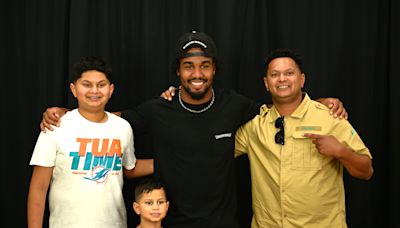 Best photos: Tua Tagovailoa, Jaylen Waddle at the Mall at Wellington Green