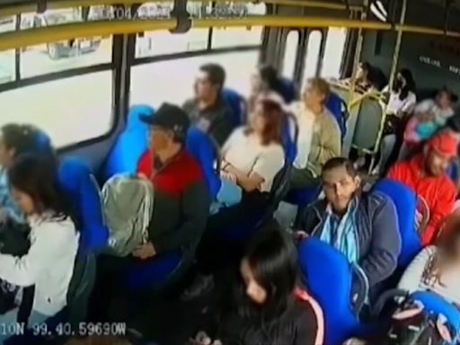 Video: Chofer de autobús dio tremenda golpiza a hombre que acosaba a una pasajera en México - La Opinión