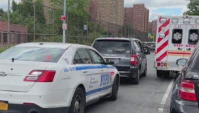 Muere atropellada una mujer en El Bronx tras choque de autos; cámara captó el accidente