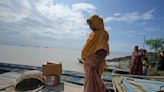 Una madre india da a luz en un barco tras la inundación de su isla fluvial