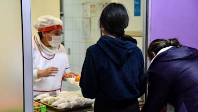 Manipuladoras de alimentos convocan a paro nacional tras no pago de finiquitos: exigen a Junaeb hacerse cargo - La Tercera