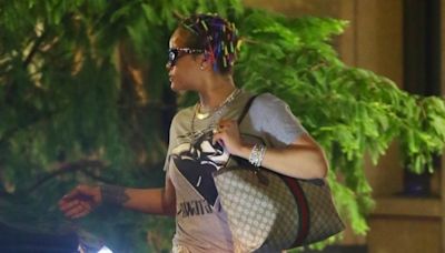 Com 'bob' no cabelo, Rihanna usa bolsa de R$ 11,8 mil