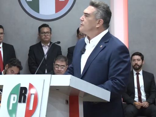 “El PRI está firme y de pie”, dice “Alito” Moreno en su registro para dirigir el partido… y señala a “traidores”