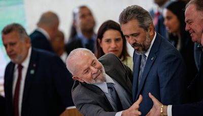 Lula critica ausência de governadores e diz que anda de cabeça erguida porque não prioriza aliados