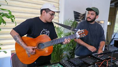 Cruz Loma, el dúo ecuatoriano que fusiona el bambuco, el yaraví y el pasillo con la música electrónica