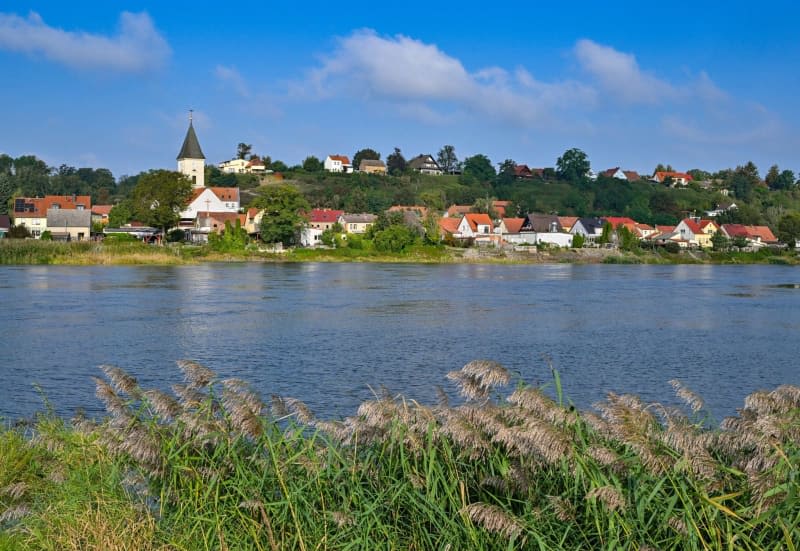 Polish town keeps floods at bay as battle continues in Central Europe