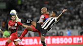 Botafogo sofre em armadilha do Athletico, mas segue na liderança