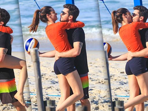 Klebber Toledo e Camila Queiroz sobem temperatura em dia de vôlei na praia