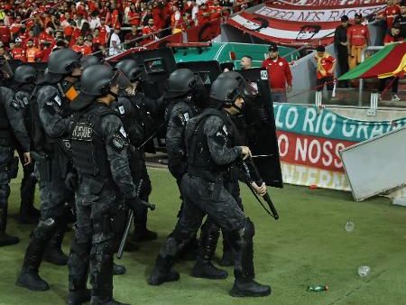 De novo: Torcida do Inter invade gramado após queda na Sul-Americana