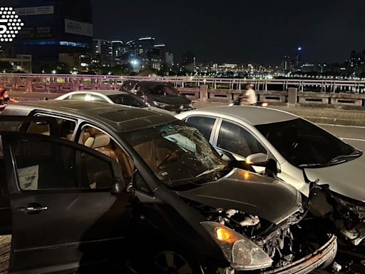 北市成美橋「3車連撞」！4人受傷急送醫 車頭全毀畫面曝光