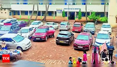 Illegal Parking Lot Causes Trouble for Students in Front of School | Hubballi News - Times of India