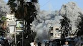 Israel bombardea un "complejo" de Hamás en una escuela de la UNRWA en el centro de la Franja de Gaza
