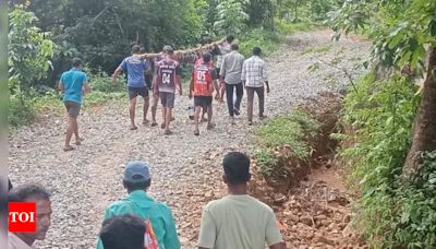 Residents Carry Body 4km on Foot Due to Incomplete Road in Karwar | Hubballi News - Times of India