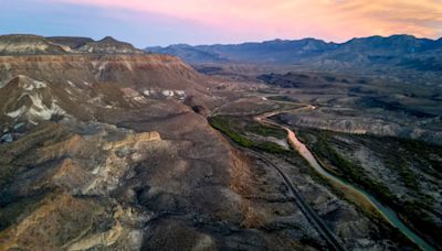 Evacúan un pueblo entero de Nuevo México por un par de incendios que convergen sobre él "como tenazas", según un funcionario