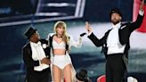 Travis Kelce llevó a Taylor Swift en brazos por el escenario, desatando la euforia de los fanáticos