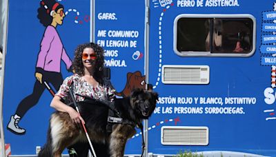 Sara Crespo y su proyecto 'Sordociega en ruta' llega a Málaga: "Nos enfrentamos a muchas barreras en el día a día"