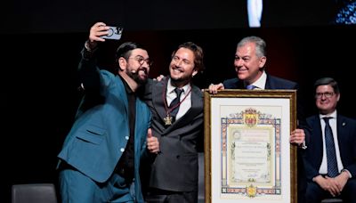 La entrega de medallas de Sevilla 2024: el valor de la música y el humor