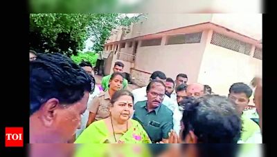 Ashok Chavan's Wife Faces Maratha Quota Anger | Aurangabad News - Times of India