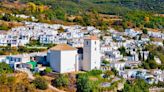 El espectacular pueblo de Granada que está a los pies de Sierra Nevada y es perfecto para este otoño: historia y tradición combinada con naturaleza