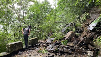 快訊／連日降雨烏來山區土石鬆動 桶後林道落石坍塌...交通中斷