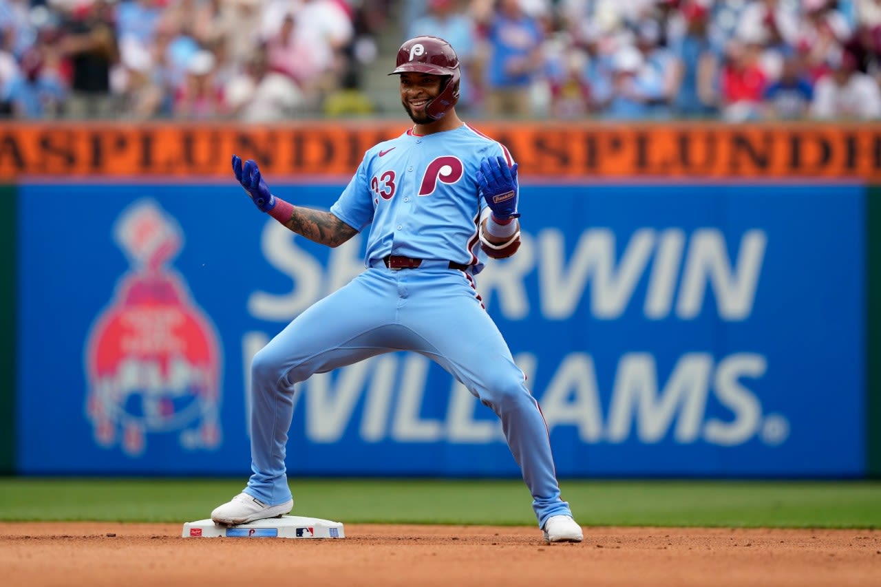 Wheeler tosses 7 strong innings, Realmuto homers as Phillies beat Rangers 5-2 for 3-game sweep