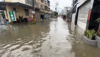 台南市淹水警戒 仁德區民安路二段水淹成小河