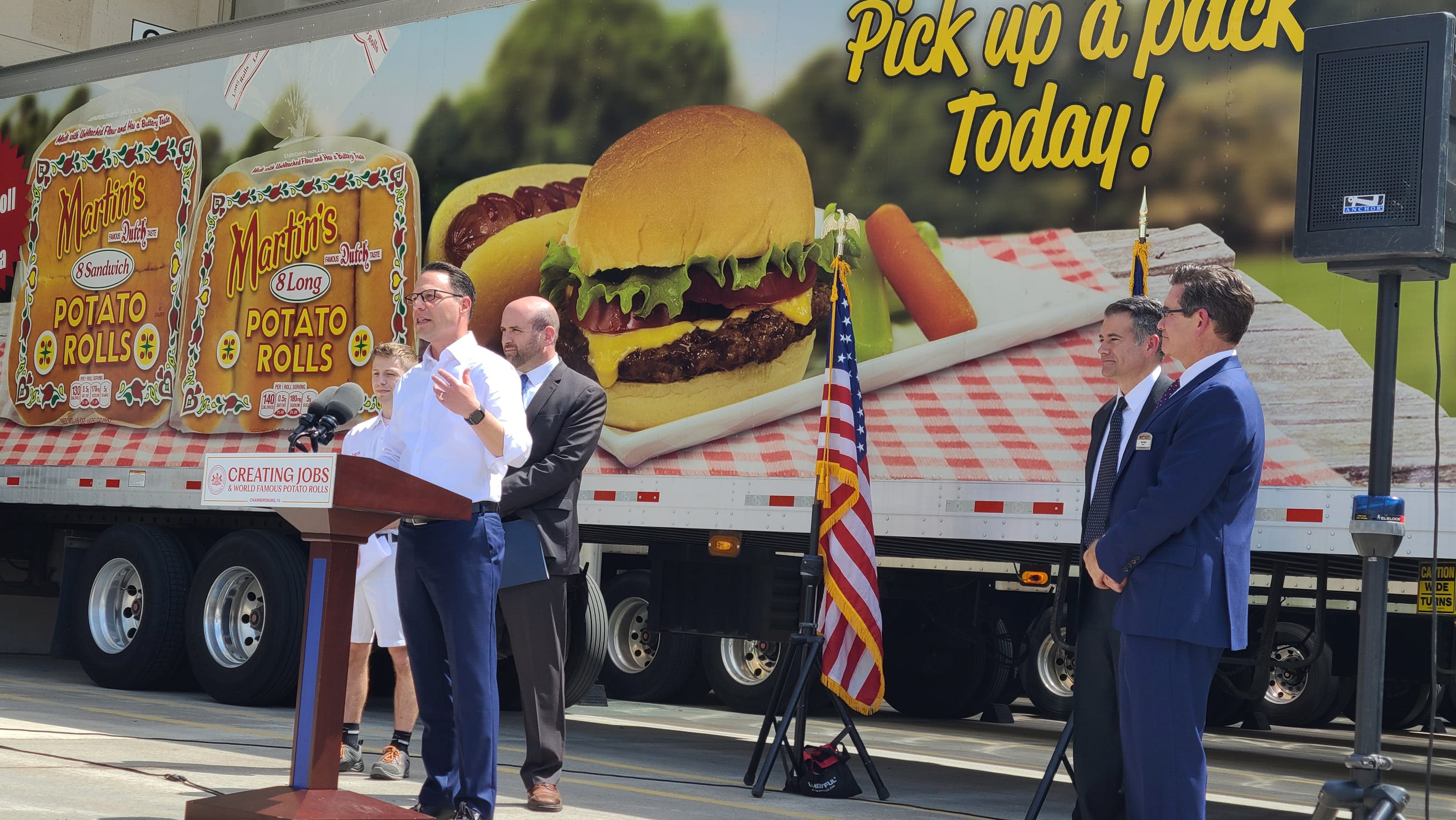 Gov. Shapiro promotes Martin's Potato Rolls expansion as 'model' for state