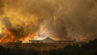 Etats-Unis : Les images spectaculaires de l’incendie « Airport Fire » qui fait rage en Californie